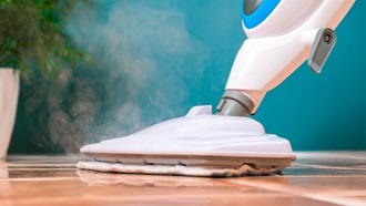 De vloer schoonmaken met een stoomreiniger